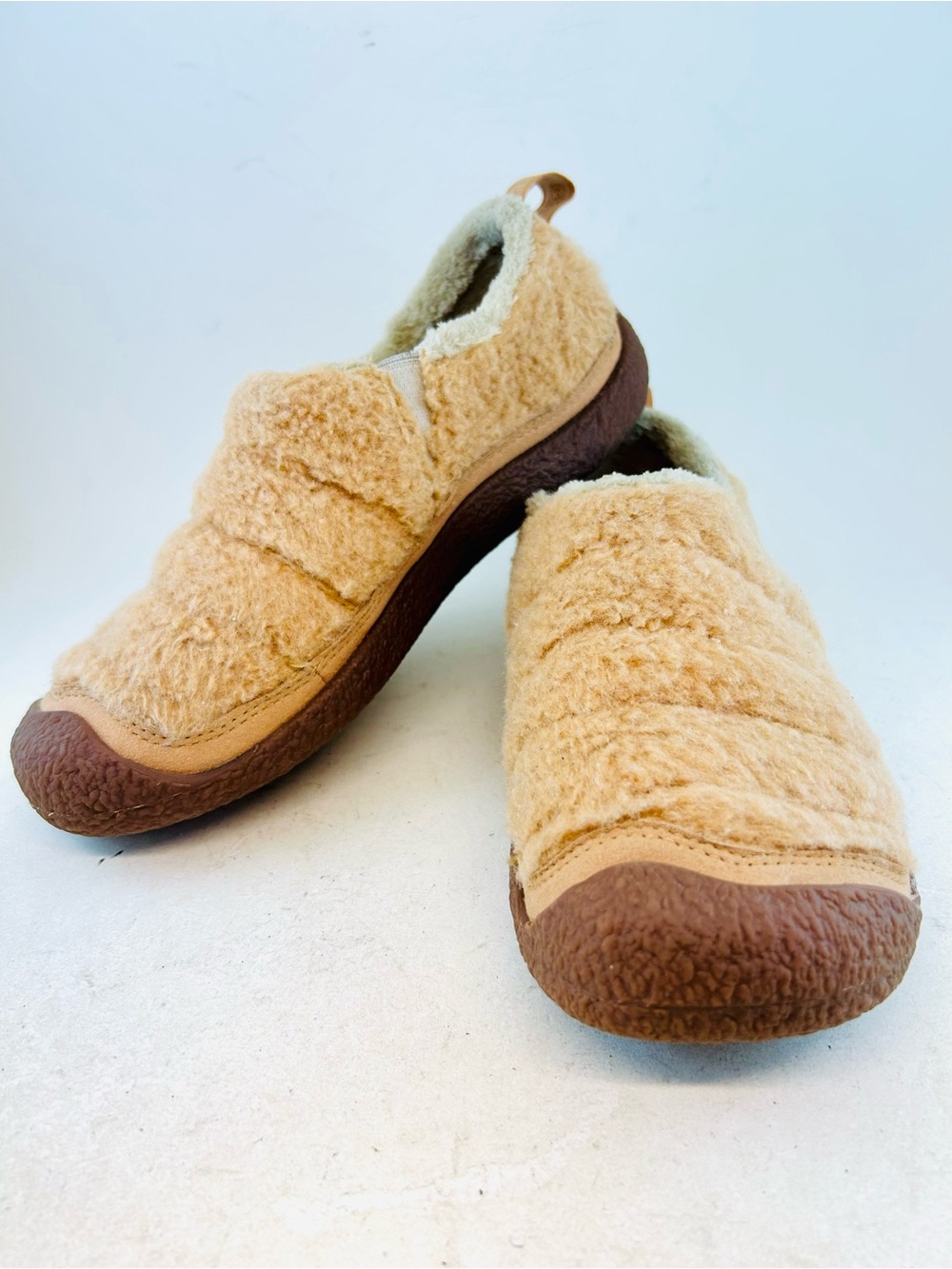 KEEN Women's Howser Light Apricot Fuzzy Casual Slip On Slipper Shoes size 7 37.5